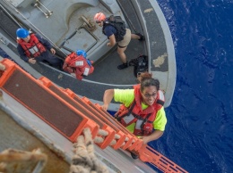 Моряки ВМС США спасли дрейфовавших полгода в океане женщин