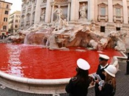 Знаменитый фонтан Треви в Риме шокировал туристов