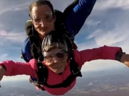 Впечатляющее видео: 94-летняя старушка прыгнула с парашютом