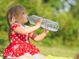 Детей надо приучать пить воду