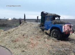 На Николаевщине вспыхнула солома в кузове движущегося грузовика. ФОТО