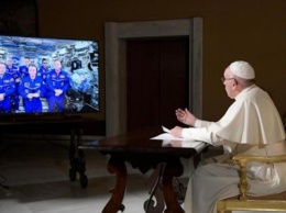 Папа Римский провел сеанс связи с космонавтами на МКС