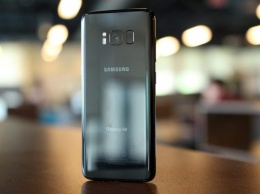 Samsung рекламирует безрамочные смартфоны в преддверии выхода iPhone X