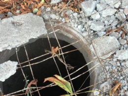 "Кривбассводоканал" жалуется, что дворники сметают листву в открытые канализационные люки