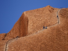 В Австралии запретят взбираться на знаменитую скалу Улуру