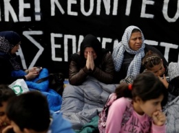 В Греции беженцы разложили палатки под парламентом, потому что хотят в Германию