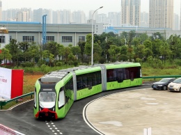 В Китае представили гибрид автобуса и трамвая