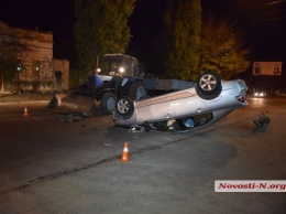 В Николаеве жена экс-начальника управления экологии врезалась в трактор - автомобиль перевернулся на крышу