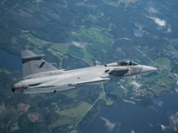 Шведский истребитель Gripen преодолел скорость звука