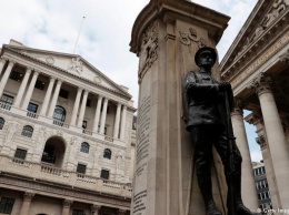 Британский центробанк впервые за 10 лет поднял базовую ставку