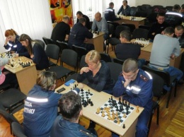 На Днепропетровщине спасатели играли в шахматы