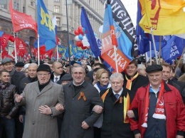 Вице-спикер российской Госдумы вышла на митинг с флагом «ДНР»