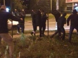 Одесские активисты ночью снесли у "Радужного" забор (ФОТО)