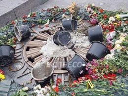 Преступники даже не скрываются: В Киеве залили цементом Вечный огонь