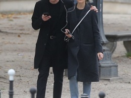 Чарли Хитон и Наталия Дайер отдыхают в Париже