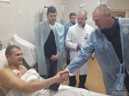 Полицейским, которых забросили гранатами в Днепре, вручили награды в больнице
