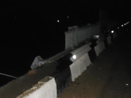 В Крыму автомобиль упал с железнодорожного моста
