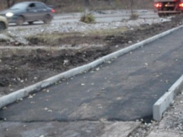 Не забыли и о пешеходах: в Мирнограде взялись за ремонт тротуара по ул. Шоссейная