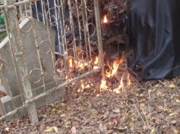 В Одессе работники кладбища устроили пожар на могилах (ФОТО)