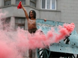 Обнаженная активистка Femen провела акцию у метро "Арсенальная"