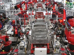 Как роботы строят Tesla Model 3 [видео]