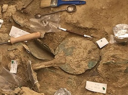 Ученые нашли в могиле древнего воина украшение возрастом 3500 лет