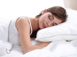 Медики рассказали, на каком боку полезнее спать