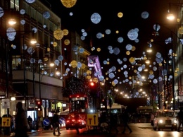В Париже и Лондоне зажгли первые рождественские огни