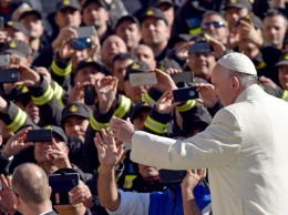 Папа римский упрекнул прихожан за телефоны в церкви