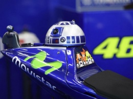 MotoGP: Герой Star Wars Валентино Росси и его маленький R2D2 на Гран-При Валенсии