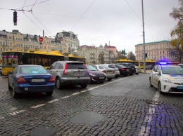 Киевлянка на Mercedes остановила движение троллейбусов