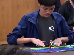 Смотрите, как этот парень собирает кубик Рубика за 4,5 секунды!