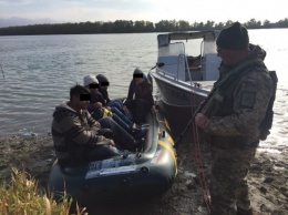 Трое иностранцев пытались на лодке пересечь Дунай и попасть в Румынию