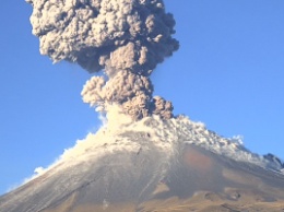 В Мексике проснувшийся вулкан Попокатепетль извергает столбы пепла