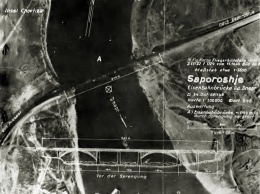 В сети появился редкий кадр немецкой аэрофотосъемки над запорожскими мостами