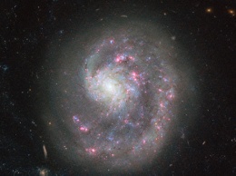 "Хаббл" сфотографировал уникальную "однорукую" галактику
