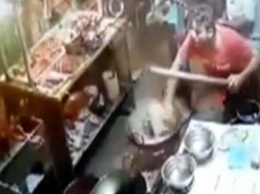 Хозяин кафе облил недовольных клиентов раскаленным маслом (видео)