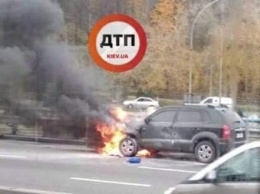 В Киеве посреди дороги загорелся автомобиль