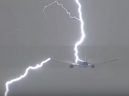 В Амстердаме засняли попадание молнии в самолет (видео)