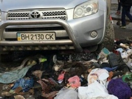 На Привозе одессит припарковался в горе мусора (ФОТО)