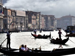 Туристы в Венеции угнали гондолу, но не смогли ею управлять
