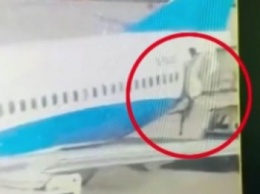 Еще одна стюардесса выпала из самолета в Китае