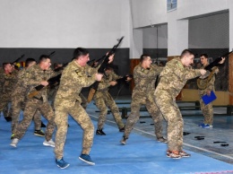 Для украинских военных придумали "свидомый" аналог самбо, только с оружием