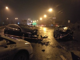 В Киеве водитель выехал на встречную и столкнулся с автомобилем, есть погибший
