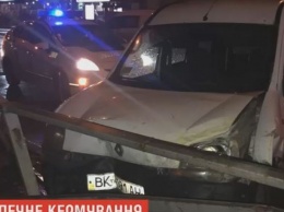 В Ровно пьяная автоледи врезалась в маршрутку и протаранила забор