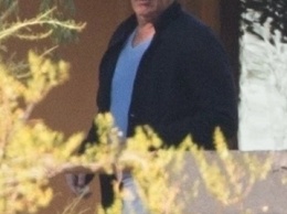 Появились фото, как Кевин Спейси ходит на йогу в реабилитационном центре в Аризоне