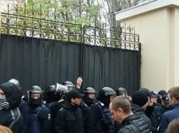 Активисты сфотографировали вооруженных титушек в одесском Горсаду (ФОТО)
