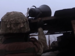 Бойцы на "промке" заставляют боевиков учить гимн Украины