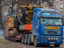 Строительство метро в Днепре: в город пригнали 125-тонную технику