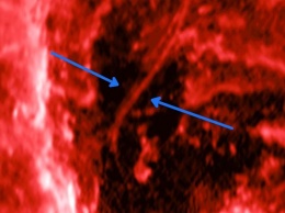 Ученые пытаются выяснить происхождение красной нити в центре галактики